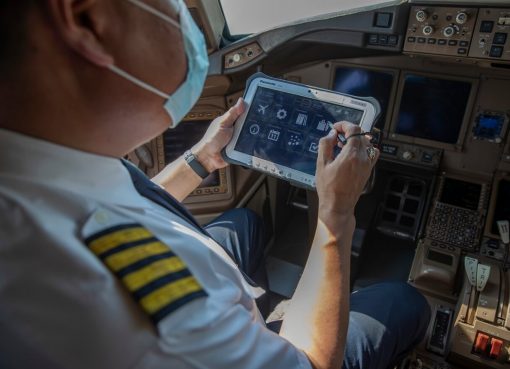 الاتحاد للطيران أول شركة طيران في الإمارات تستخدم السجلات الفنية الإلكترونية (غير الورقية)