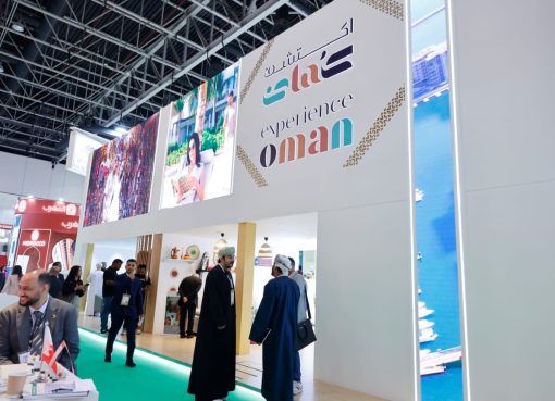 سلطنة عمان تعزز حضورها في سوق السفر العربي 2025