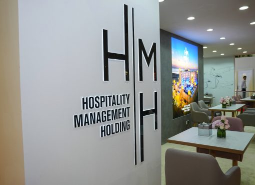 “إدارة الضيافة القابضة” توسّع حضورها الإقليمي بافتتاح فندق في مكة وتوقيع اتفاقيتين استراتيجيتين في سوق السفر العربي 2025