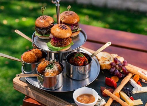 إقامة شاملة في فندق إنتركونتيننتال أبوظبي حيث تمتزج أشعة الشمس بعبق البحر وروعة المذاقات العالمية