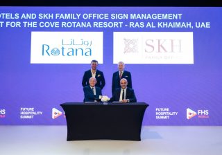 المكتب العائلي الخاص بـ”إس كيه إتش” يوقع اتفاقية إدارة فندقية مع روتانا لتشغيل منتجع الكوف خطة استثمارية بقيمة 500 مليون درهم إماراتي لتحويل العقار إلى منتجع رائد في رأس الخيمة